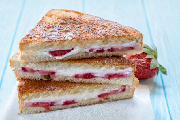 Torrijas rellenas de fresas con crema