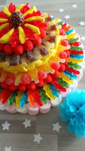 Pastel de golosinas y dulces