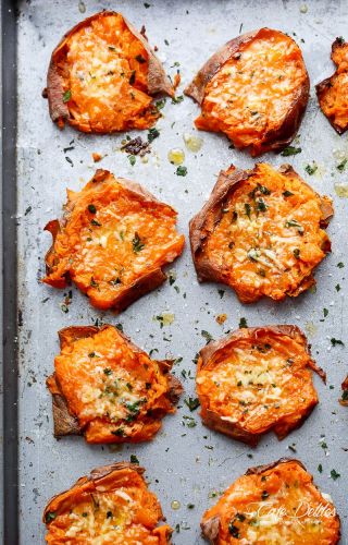 batatas machacadas con mantequilla de ajo