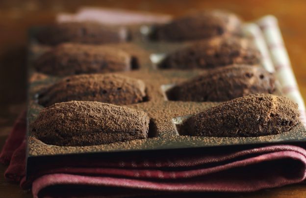Engrasa los moldes con el papel de la mantequilla