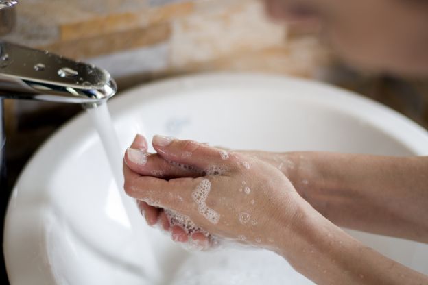Los empleados deben lavarse las manos con regularidad