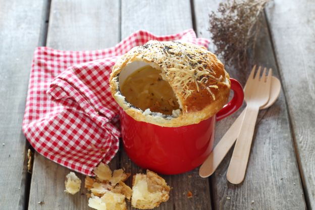 Sopa de cebolla con costra de hojaldre