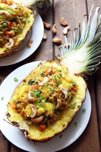 Piña rellena de arroz y vegetales (receta vegana)