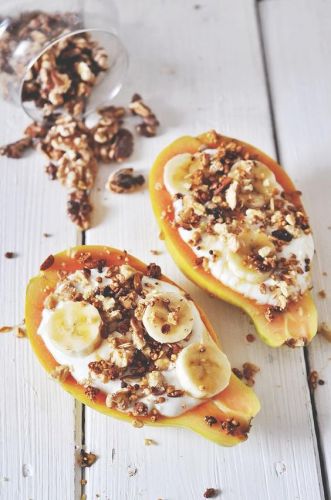 Papaya rellena de yogur y granola