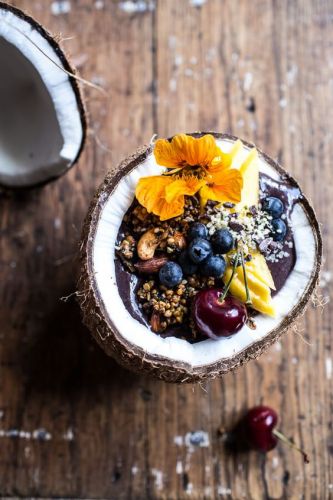 Smoothie bowl servido en coco