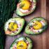 Aguacates rellenos de salmón ahumado y huevo