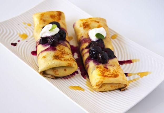 Crepes con mermelada y cerezas