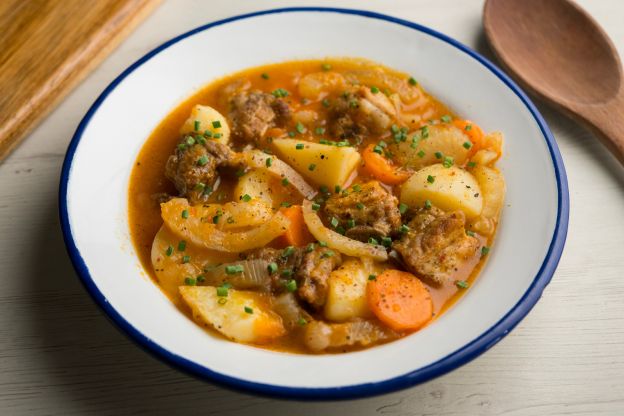 Patatas con costillas adobadas