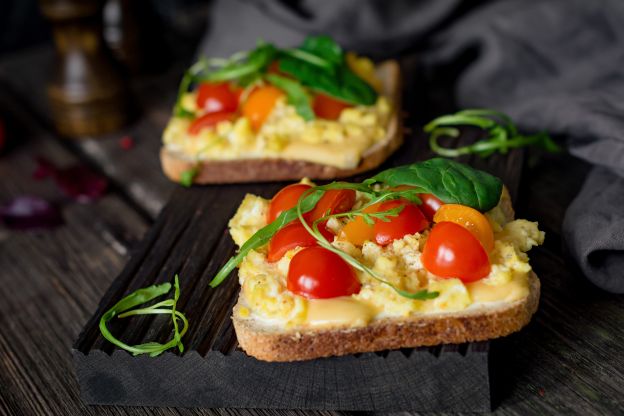 Tostada de huevos revueltos