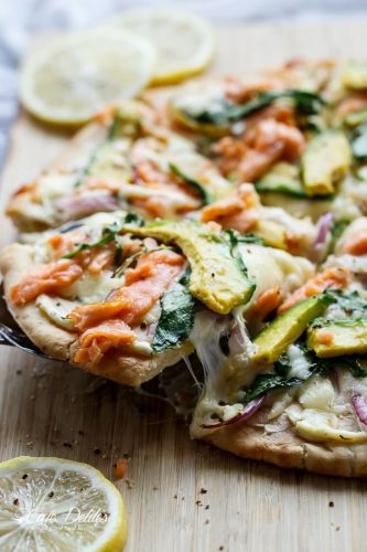 Pizza de salmón ahumado y aguacate