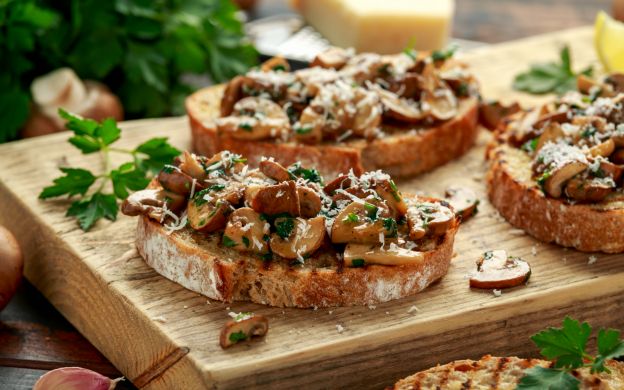 Tosta de champiñones y parmesano