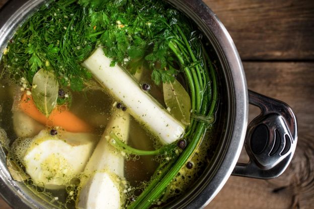 Caldo de verduras de aprovechamiento