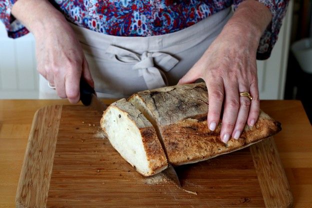 1. Cortamos y tostamos el pan