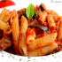 Penne con salsa de tomate y berenjenas