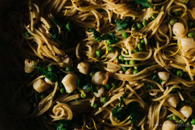 ESPAGUETIS CON VIEIRAS Y GUISANTES