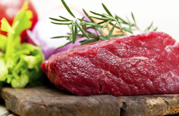 Congela la carne durante 15 minutos antes de cortarla