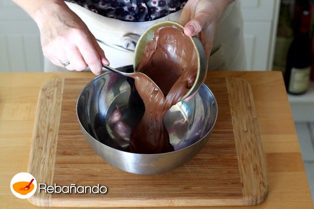 Verter el Nutella en un bowl