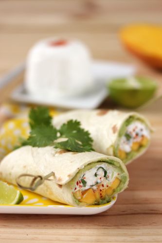 Wrap de queso de cabra fresco, mango y aguacate