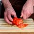4. Cortamos los tomates en rodajas