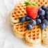 Waffles con helado de vainilla y coulis de mora azul