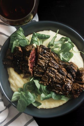 Carne con glaseado de vinagre balsámico y polenta