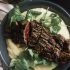 Carne con glaseado de vinagre balsámico y polenta