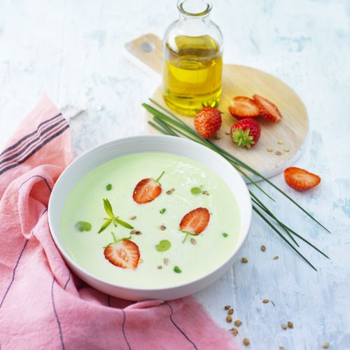 Crema de guisantes, frijoles y queso crema con fresas picadas y cilantro