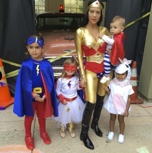 2.- la familia kardashian también es fan de marvel