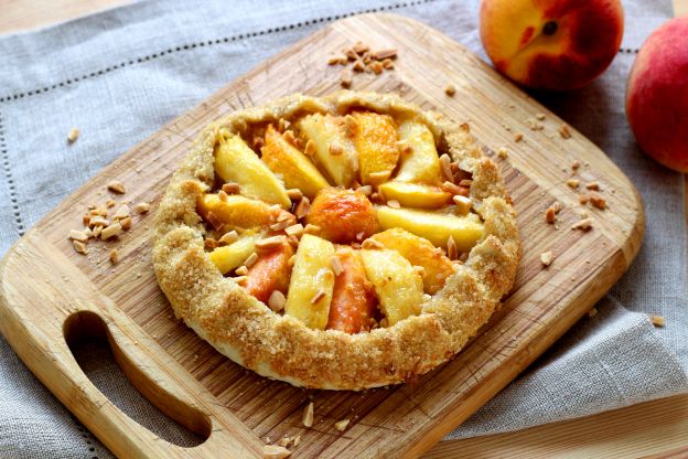 Tarta rústica de melocotón con almendras