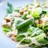Quiero la ensalada del chef, pero sin pepino, con tomate, con el aliño aparte y con bacon en vez de pollo