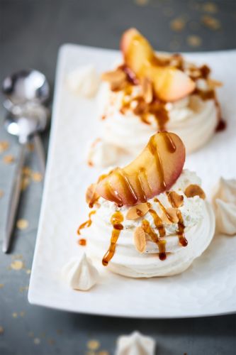 Pavlova de manzanas confitadas, caramelo y almendras