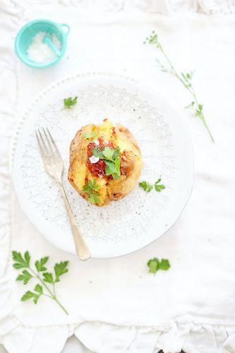 PATATAS ASADAS DOS VECES CON QUESO Y SALSA DE PEPINILLOS