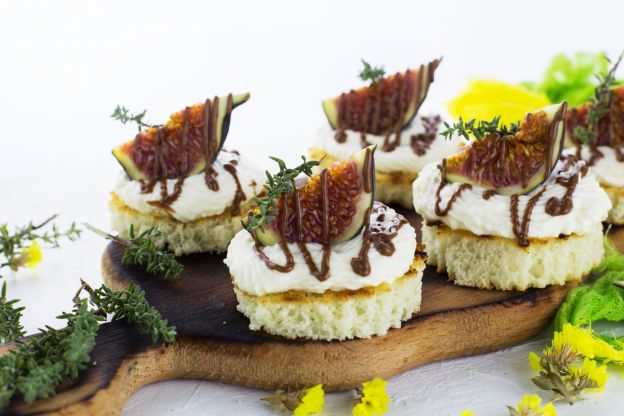 Bruschetta con mousse de queso y salsa de chocolate