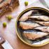 Lata de sardinas con salsa de frambuesa