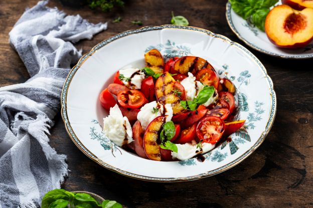 Ensalada caprese con melocotón
