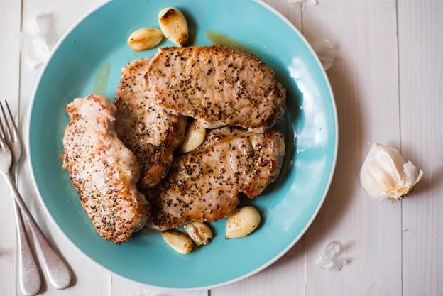 CHULETAS DE CERDO ASADAS AL AJO