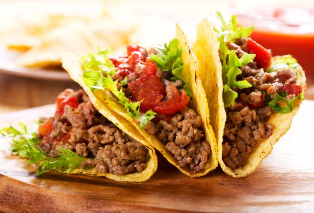 Tacos de carne y salsa