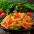 Macarrones con pollo y tomates
