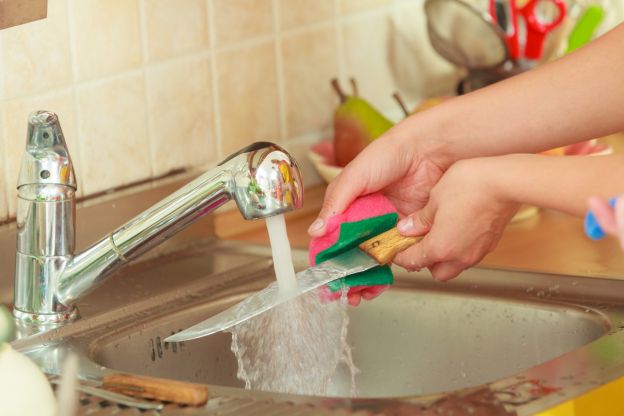¿Sabías que la mayoría de las personas no utilizan el detergente para platos correctamente?
