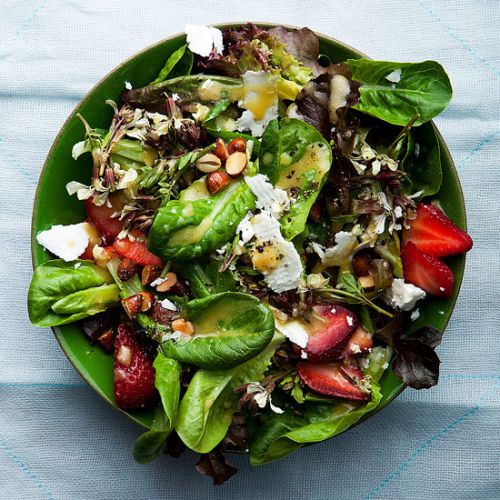 Ensalada de lechuga, queso feta, almendras y fresas