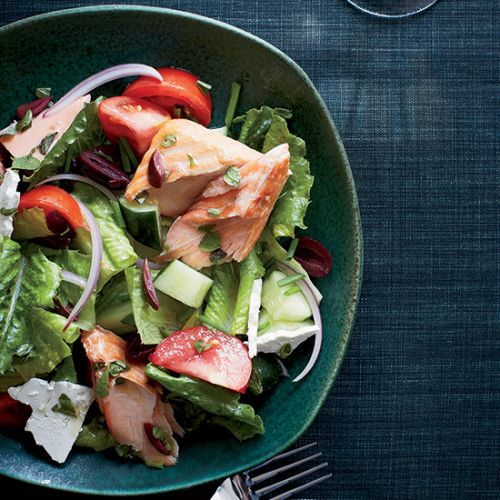 Ensalada griega de salmón