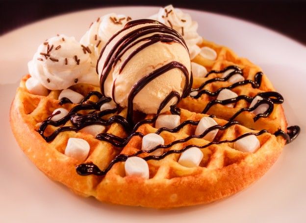 Helado de vainilla, sirope de chocolate y nubes de golosina