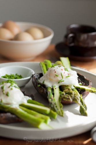 Huevos Benedict y espárrago sobre champiñón portobello