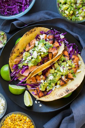 Tacos de salmón grillado con salsa de aguacate