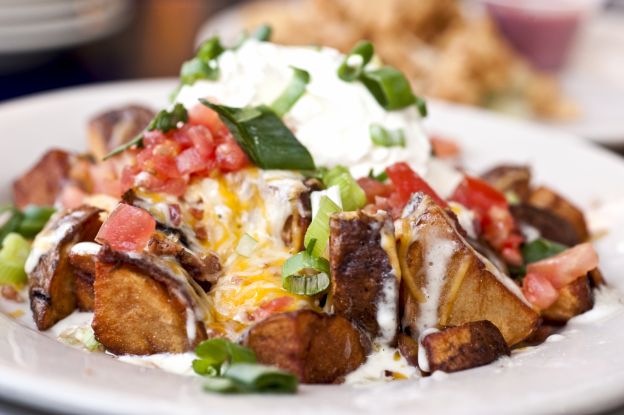 Huevos con patatas y ensalada