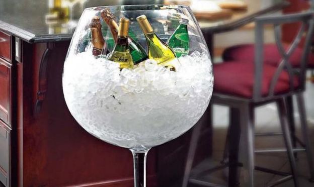 Meter la botella en cubitos de hielo