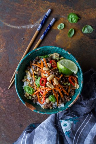 bol de arroz, carne y albahaca estilo thai
