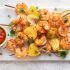 Brochetas de gambas y piña