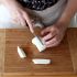Cortar las mozzarellas en bastones de 1,5 a 2 cm de espesor