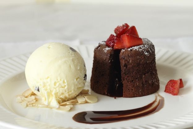 12. Helado de vainilla con fondant de chocolate